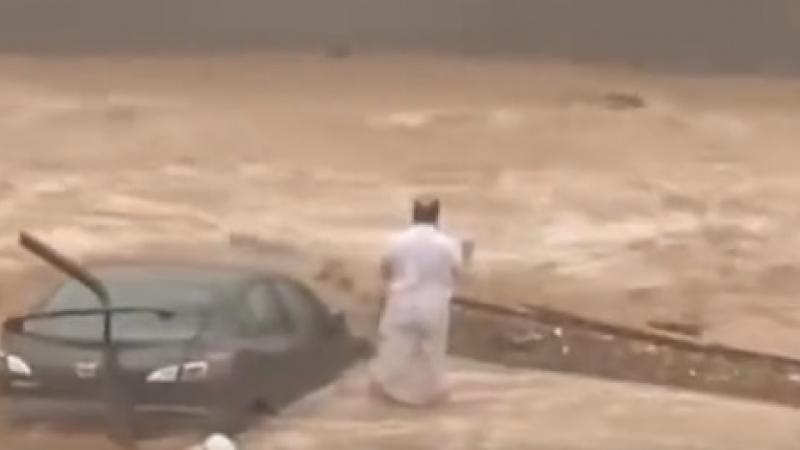 التُقط المقطع الذي يظهر رجلًا يصلي وسط السيول في جدة عام 2022- مواقع التواصل.