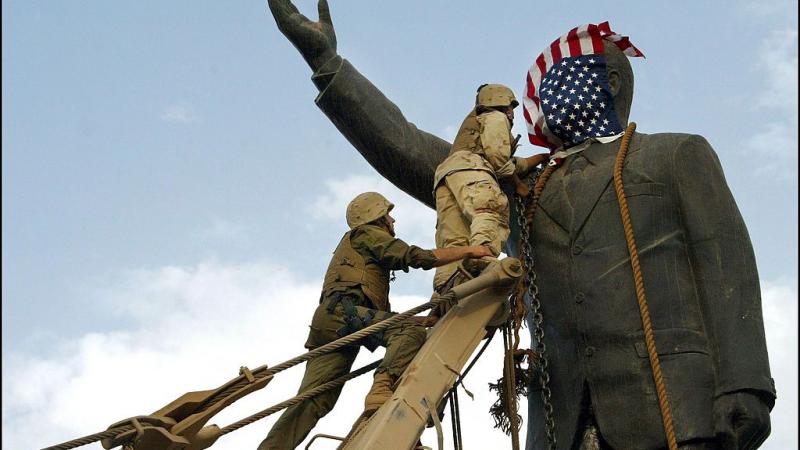 استمرّ الغزو الأميركي لبغداد 20 يومًا سقطت بعدها العاصمة بغداد، وتهاوى معها نظام حزب البعث الذي حكم البلاد لـ35 عامًا - غيتي