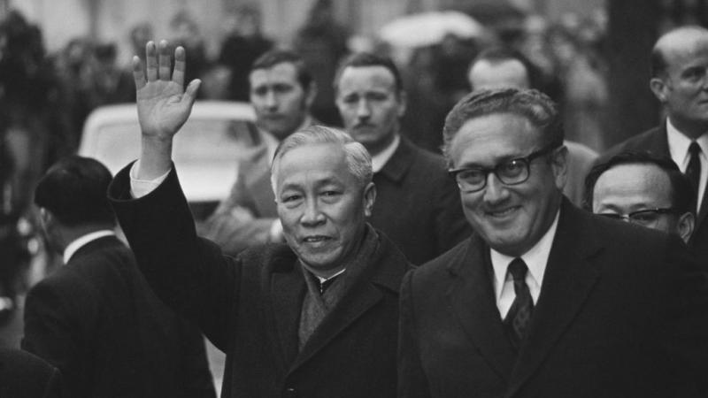 وقع كيسنجر ولي دوك ثو عام 1973على اتفاقيات باريس والتي تنص على إقرار الهدنة في فيتنام
