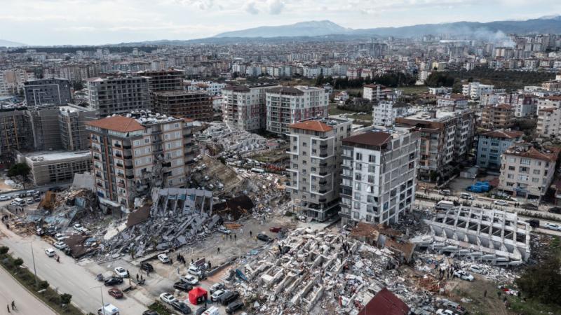 أثناء حدوث الزلزال، تهتزّ المباني التقليدية مع الأرض، ما يعرّضها لأضرار هيكلية