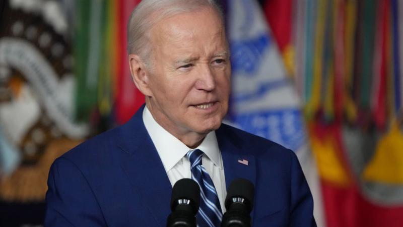 يُظهر الفيديو المزعوم أميركيين يهتفون: "اللعنة على جو بايدن" خلال إلقائه خطابًا في البيت الأبيض - غيتي