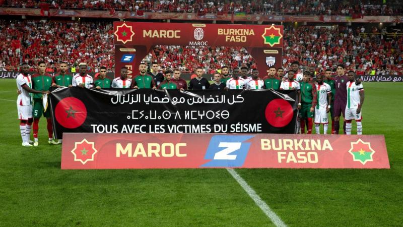 لاعبو المغرب وبوركينا فاسو قبيل انطلاق المباراة في مدينة لانس الفرنسية