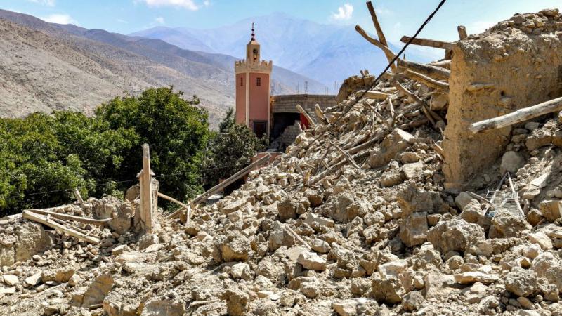 لم يخلف زلزال المغرب ضحايا وبيوتًا مهدمة فحسب، بل أيضًا قصصًا مأساوية تطارد الناجين - غيتي