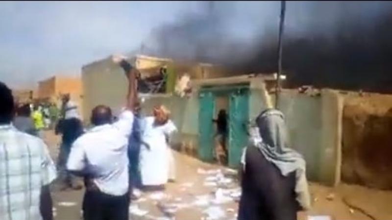 خلال حرق دار حزب المؤتمر الوطني الحاكم في مدينة بربر السودانية - إكس