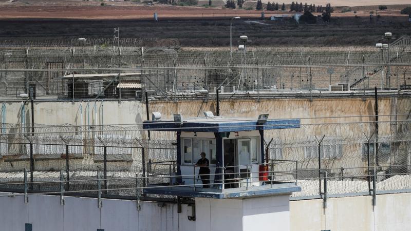 يعاني السجناء الفلسطينيين في المعتقلات الإسرائيلية من ظروف صعبة للغاية