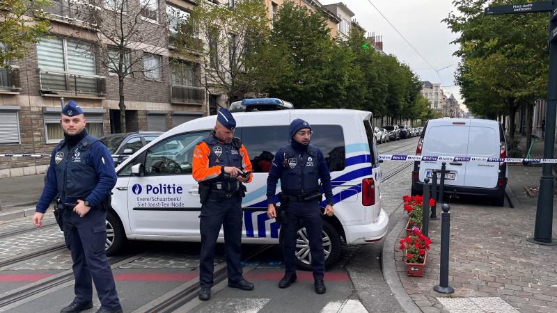 نفذت الشرطة البلجيكية مطاردة مكثفة في بروكسل بحثًا عن مهاجم مسلح ببندقية رشاشة أردى سويديين أمس الإثنين - رويترز