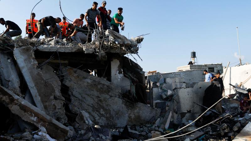 يشنّ الاحتلال الإسرائيلي عدوانًا على قطاع غزة منذ قرابة الأسبوعين - رويترز