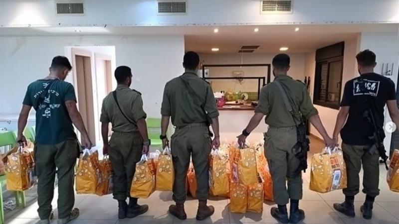انتشرت صور على مواقع التواصل لجنود الاحتلال وهم يحصلون على وجبات مجانية من علامات تجارية عالمية - إكس