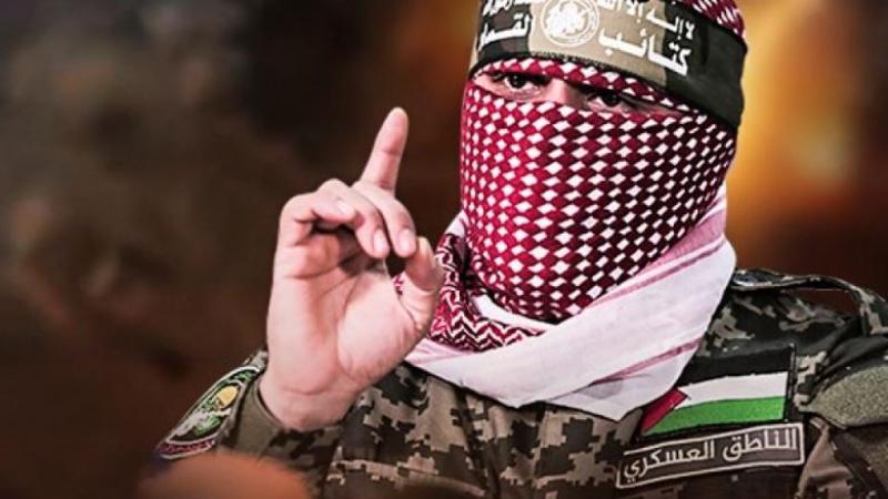 يطل أبو عبيدة خلال تصريحاته المصوّرة وهو يرتدي الزي العسكري ويغطي وجهه بكوفية - موقع القسام