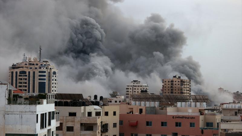 فرضت سلطات الاحتلال حصارًا شاملًا على قطاع غزة فيما تستمر الطائرات الحربية الإسرائيلية بالقصف على الأحياء السكنية - الأناضول