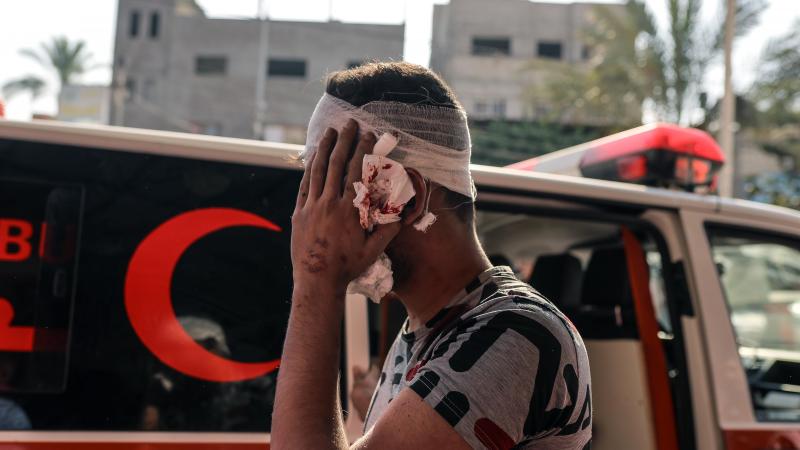 يُعد مستشفى ناصر أحد المستشفيات الكبرى في قطاع غزة ويستقبل بشكل دوري عددًا كبيرًا من الجرحى - رويترز
