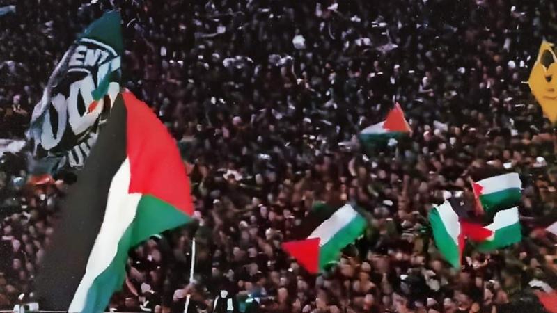جماهير الرجاء وأعلام فلسطين الحاضرة في استاد محمد الخامس بالمغرب