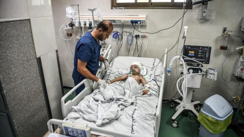 يعمل الأطباء في غزة دون توقف وسط أزمة صحية خطيرة