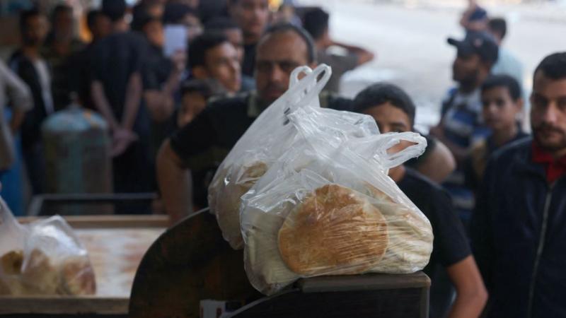 تقدم وكالة الأونروا رغيف خبز لكل مواطن في غزة
