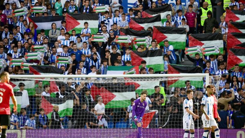 الأعلام الفلسطينية بين يدي جماهير ريال سوسيداد الإسباني - غيتي