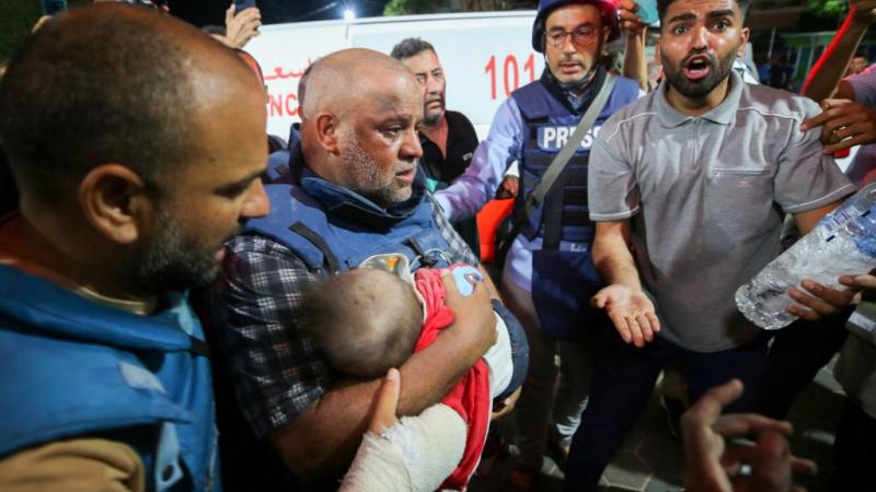 ظهر الصحافي وائل الدحدوح في مقطع مصور وهو يحمل بيديه طفلته الصغيرة - غيتي