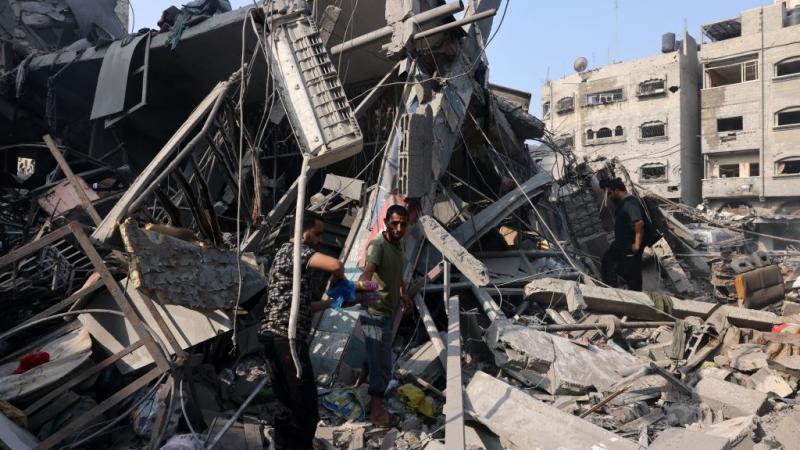 أحدثَ القصف الإسرائيلي حفرًا في الشوارع وسوى العديد من المباني بالأرض في غ