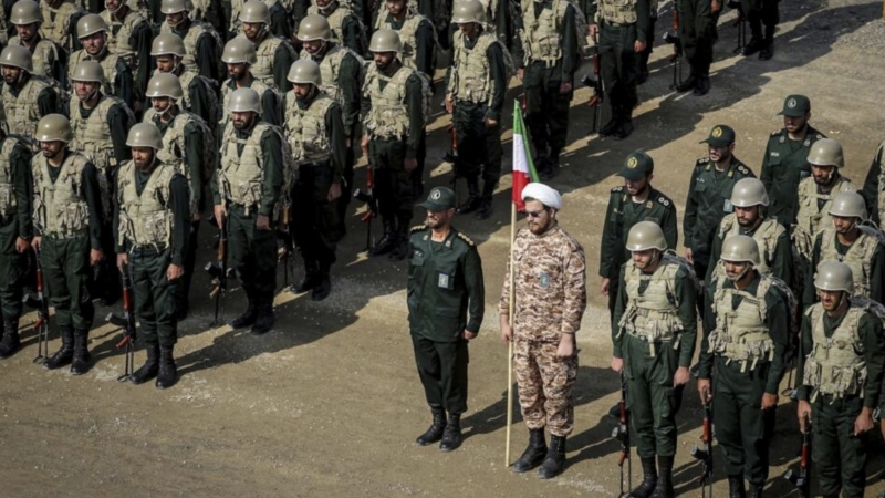 قوات برية تابعة للحرس الثوري تحضر مناورة في شمال غرب إيران - أ ف ب