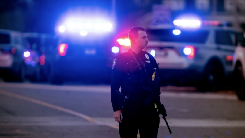 شرطي يقف في مكان إطلاق النار في مستشفى نيو هامبشاير - إكس