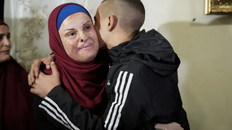  كانت مشاهد احتضان الجعابيص ابنها معتصم الأكثر انتشارًا عبر المنصات الاجتماعية - رويترز