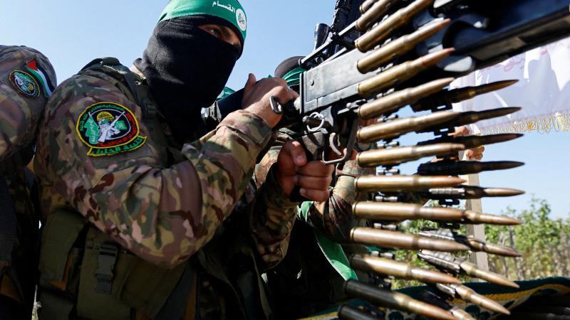 وصل مدى ترسانة كتائب القسام من الأسلحة المتطورة نسبيًا إلى عدة مناطق في غلاف غزة - رويترز
