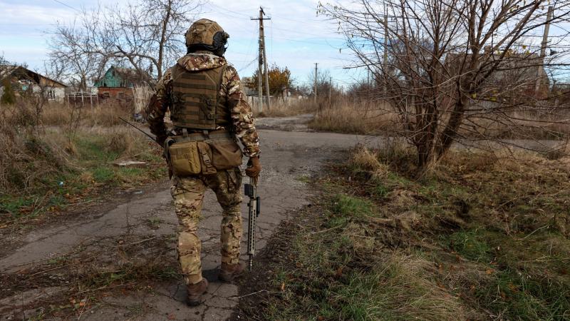 يقول مسؤولون أوكرانيون إن سوء الأحوال الجوية يبطئ حملة روسيا العسكرية لتأمين شرق أوكرانيا والسيطرة على بلدة أفدييفكا المدمَّرة - رويترز