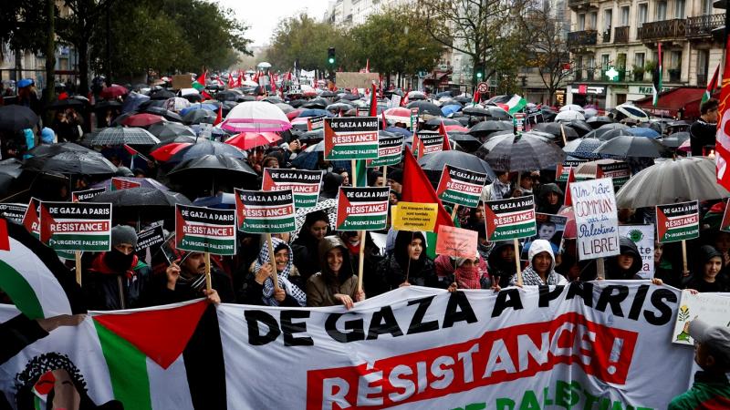 طالب المتظاهرون بوقف العدوان الإسرائيلي ورفع الحصار عن قطاع غزة 