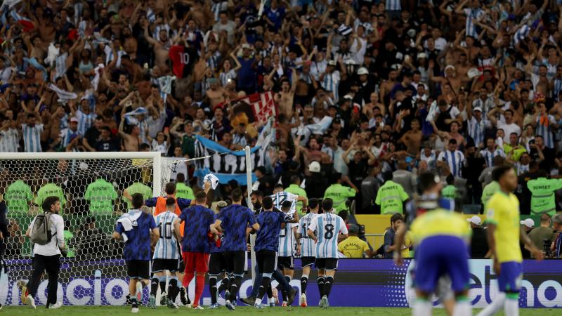 لاعبو الأرجنتين يحتفلون مع جماهيرهم وسط الخيبة البرازيلية