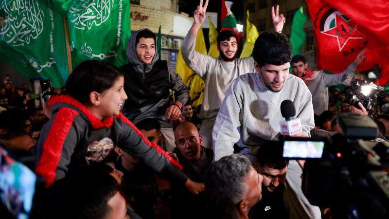 تتصاعد الدعوات إلى تمديد الهدنة لأيام أخرى ووقف العدوان الإسرائيلي المتواصل على غزة - رويترز