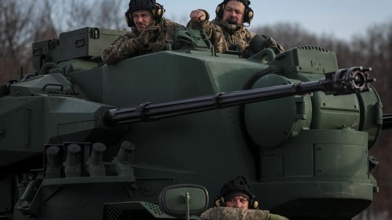 أعلن زيلينسكي أنه زار قوات عسكرية بالقرب من قطاع كوبيانسك على الجبهة الشمالية الشرقية للبلاد - رويترز
