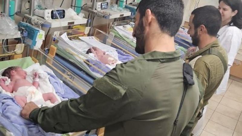 تعود الصورة لجنديين إسرائيليين يتفقدان طفليهما في مستشفى بتل أبيب