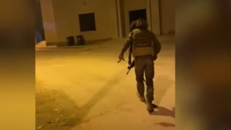 جندي إسرائيلي يتجه لرمي قنبلة على مسجد في رام الله