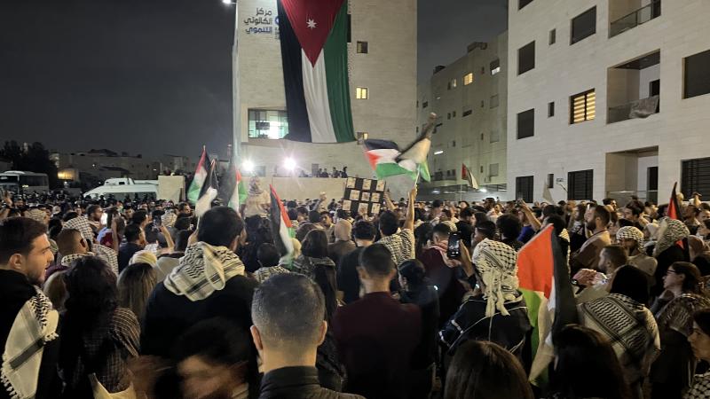 خرج مئات الأردنيين الثلاثاء في وقفة احتجاجية وسط العاصمة عمّان للمطالبة بإغلاق سفارة إسرائيل بالمملكة - الأناضول
