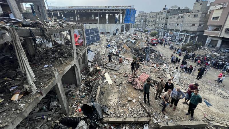 حوّل القصف الإسرائيلي المستمر على غزة منذ 39 يومًا القطاع إلى ركام وسط أزمة إنسانية متفاقمة