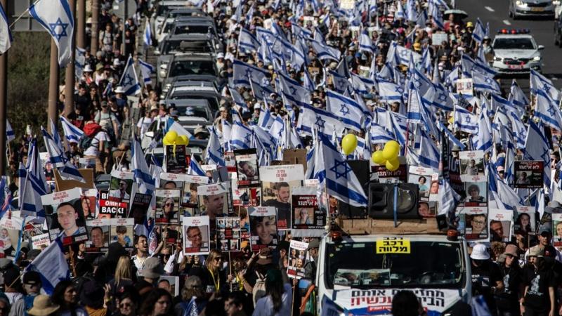 آلاف أهالي الأسرى الإسرائيليين في مسيرة تتجه نحو مكتب نتنياهو - الأناضول