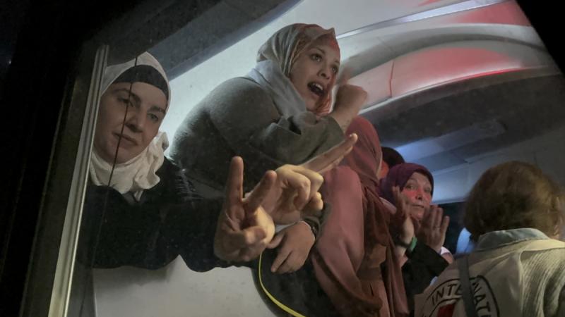 أفرجت السلطات الإسرائيلية الجمعة عن 39 أسيرًا فلسطينيًا، مقابل إفراج حماس عن 13 محتجزًا إسرائيليًا