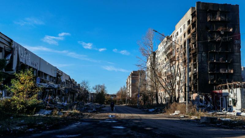 بلدة أفدييفكا حيث تستمر المعارك بين الجيش الروسي والأوكراني منذ شهور
