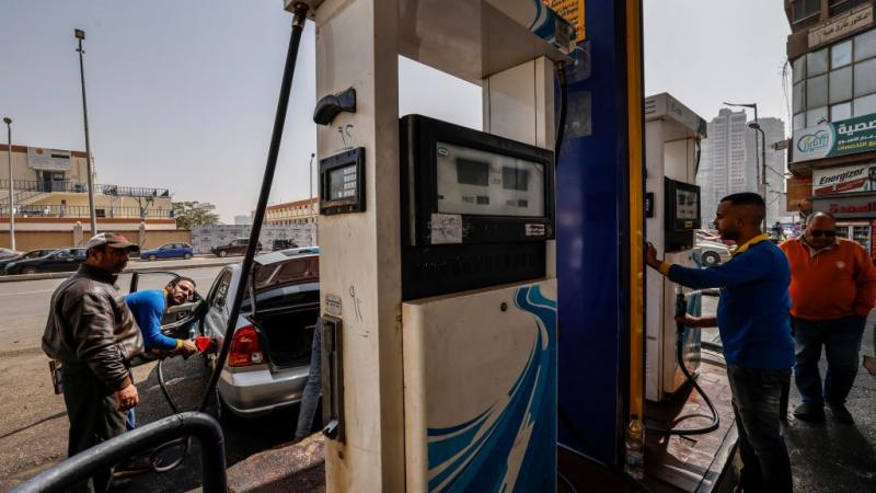 اعتمدت مصر سياسة رفع أسعار البنزين تدريجيا