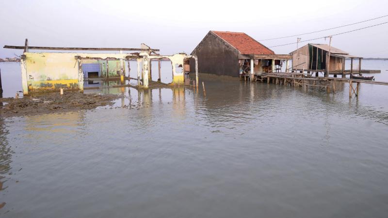 تؤثر ارتدادات الزلزال في بحر باندا على البيوت المنتشرة