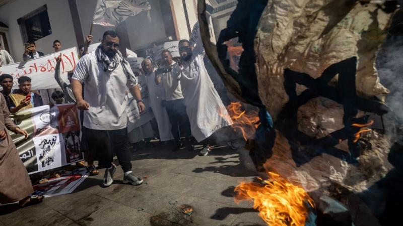 قام متظاهرون مغاربة بإحراق العلم الإسرائيلي أمام البرلمان