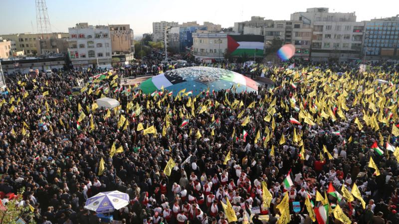 رفع المتظاهرون في إيران الأعلام الفلسطينية ولافتات كتب عليها تسقط أميركا وتسقط إسرائيل