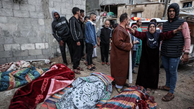 استهدفت طائرات الاحتلال الحربية عدة منازل شمال القطاع ووسطه وجنوبه ما أدى إلى استشهاد وإصابة عشرات الفلسطينيين
