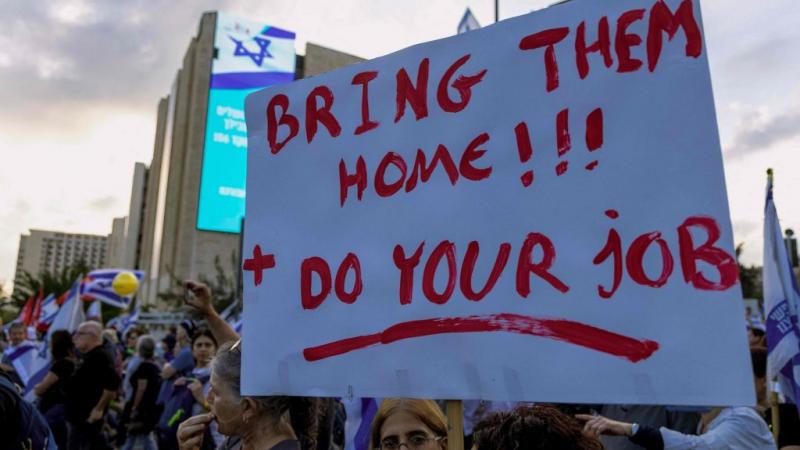 يطالب ذوي الأسرى الإسرائيليين لدى حماس نتنياهو بعقد صفقة تبادل فورية
