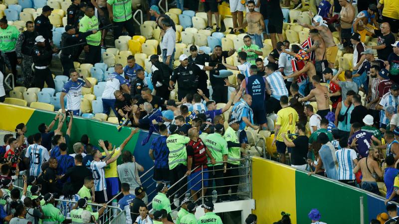 اشتبك مشجعو البرازيل والأرجنتين خلف المرمى أثناء النشيدين الوطنيين مما دفع الشرطة إلى مطاردة الجمهور الزائر بالهراوات