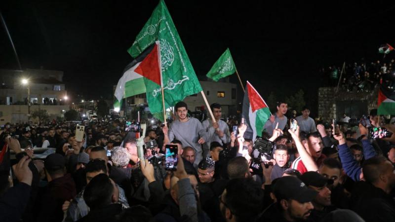 أفرجت السلطات الإسرائيلية عن 39 أسيرًا فلسطينيًا في اليوم الأول من الهدنة المؤقتة