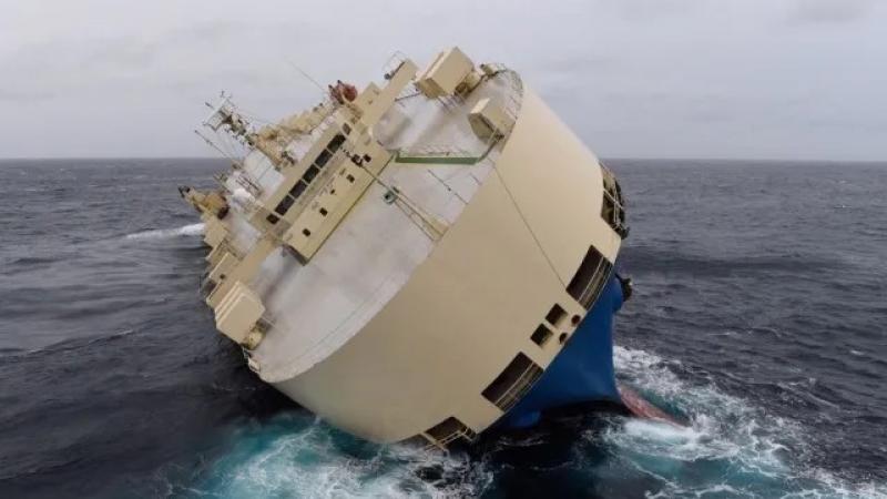 انحرفت سفينة الشحن بعدما علقت وسط الأمواج الهائجة في خليج بسكاي مقابل الشواطئ الأوروبية