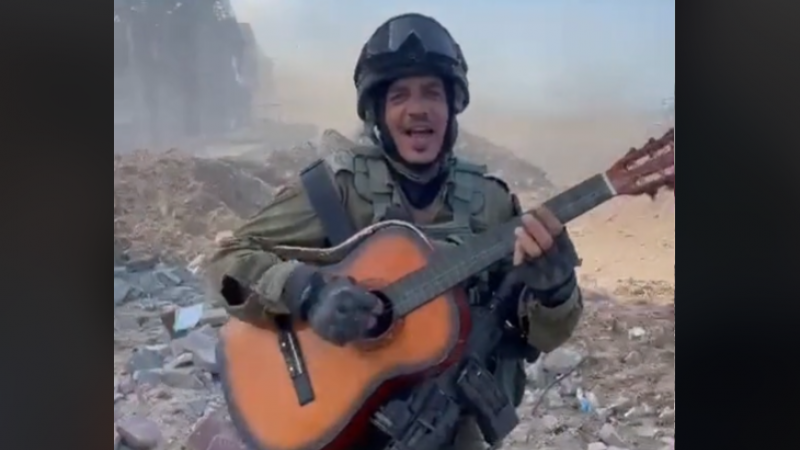 جندي إسرائيلي يستفز مشاعر موسيقي فلسطيني سرق منه غيتاره - "تيك توك"