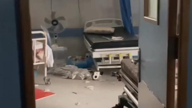 بدت آثار الدمار والخراب في المستشفى جراء العدوان الإسرائيلي