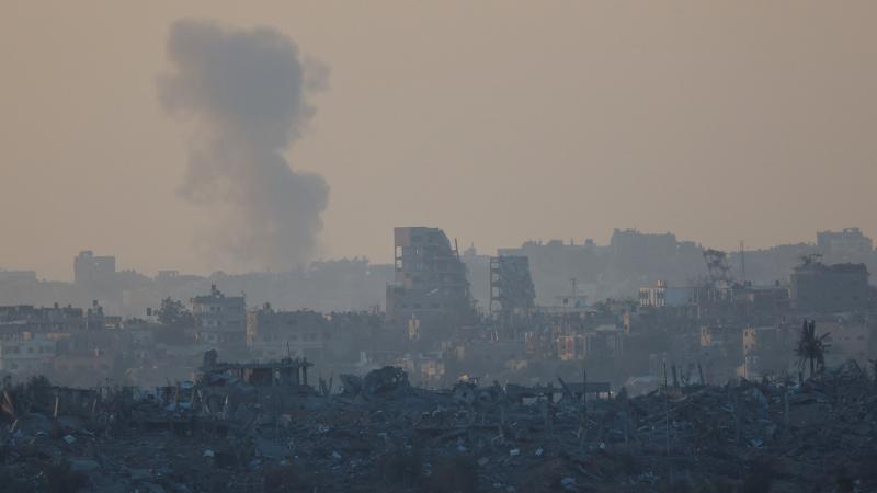 عاد الاحتلال الإسرائيلي لاستهداف المدنيين في قطاع غزة اليوم الجمعة - رويترز