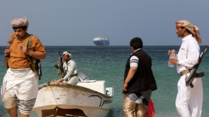 هددت جماعة الحوثي اليمنية باستهداف جميع السفن المتجهة إلى إسرائيل عبر مضيق باب المندب في البحر الأحمر وبحر العرب - رويترز